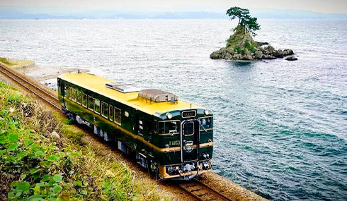 /material-alias/theme/japan/artimg/鐵道/490_285JR瑰麗山海觀光列車.jpg